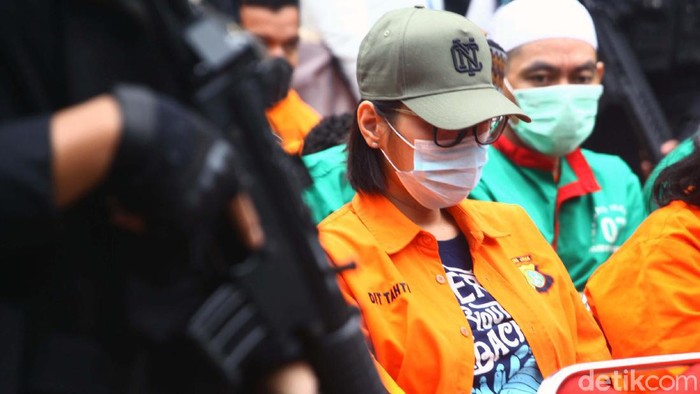 Lucinta Luna dan sejumlah tersangka lainnya dihadirkan saat pemusnahan narkoba di Polda Metro Jaya. Dia tampak memakai topi dan tertunduk lesu.