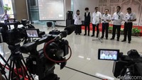 Tim gabungan yang terdiri atas Kementerian Komunikasi dan Informatika (Kominfo), Bareskrim Mabes Polri, Badan Siber dan Sandi Negara (BSSN), dan Inspektorat Jenderal Kemenkum HAM menyampaikan tentang ketidaksinkronan data perlintasan Harun Masiku pada Sistem Informasi Manajemen Keimigrasian (Simkim).