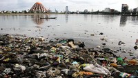 Seorang nelayan tengah mencari ikan di dekat pantai CPI (Center Point of Indonesia) yang tampak dipenuhi oleh sampah plastik di Makassar, Sulawesi Selatan, Rabu (19/2/2020).