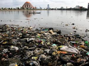 Duh! Sampah Plastik Cemari Laut di Makassar