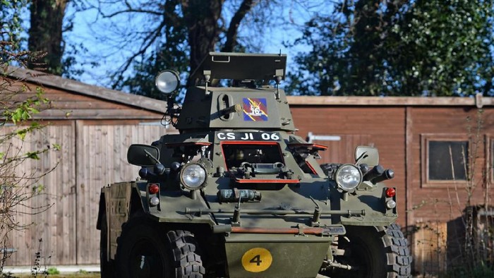 Seorang pria menjual sebuah tank yang pernah digunakan tentara Inggris.