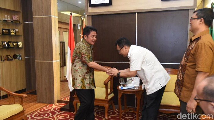 Gubernur Sumsel erman Deru saat audiensi dengan Waskita Karya soal proyek listrik 500 KV (Raja Adil/detikcom)