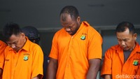 Begini tampang pelaku WNA asal Kamerun berinisial DG saat polisi menggelar rilis di Polda Metro Jaya, Jakarta, Rabu (19/2/2020).