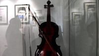 Begini penampakan salah satu sudut Museum WR Supratman. Terdapat duplikat biola milik WR Supratman yang dipajang.