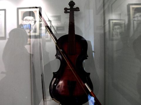 MUSEUM WR SUPRATMAN Pengunjung mengamati duplikat biola milik WR Supratman yang dipajang di Museum WR Supratman di Surabaya, Jawa Timur, Rabu (19/2/2020). Bekas rumah tinggal WR Supratman selama di Surabaya yang dijadikan museum tersebut diharapkan dapat menjadi salah satu tempat rujukan untuk mengenal sosok pencipta lagu Indonesia Raya. ANTARA FOTO/Zabur Karuru/wsj.