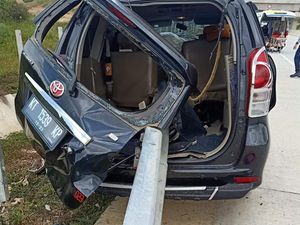 Kecelakaan di Tol Balsam Kaltim, Mobil Tembus Pagar Pembatas