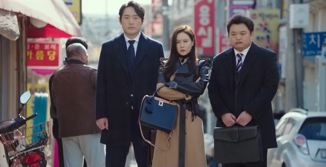 Yoon Se Ri tampil serasi dengan coat kulit warna hitam-cokelat dan doctor bag So Vivier dari brand Roger Vivier. Shoulder bag bergaya sleek dengan material kulit ini dijual USD 2,900 atau Rp 39,7 jutaan. Foto: Dok. tvN