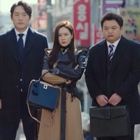 Yoon Se Ri tampil serasi dengan coat kulit warna hitam-cokelat dan doctor bag So Vivier dari brand Roger Vivier. Shoulder bag bergaya sleek dengan material kulit ini dijual USD 2,900 atau Rp 39,7 jutaan. Foto: Dok. tvN