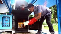 Barang haram tersebut dimasukan ke dalam mesin menghancur.