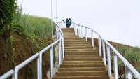 Untuk menaiki sampai puncak Lembah Panyaweuyan, Pemkab Majalengka sudah membangun tangga dan bangunan permanen.