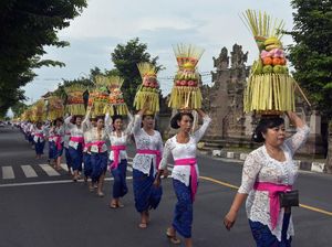Makna Selendang Pinggang yang Biasa Dipakai Perempuan Bali
