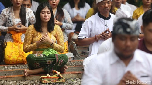 Ratusan umat Hindu merayakan Galungan di Pura Aditya Jaya, Rawamangun, Jakarta, Rabu (19/2/2020). Begini momennya.