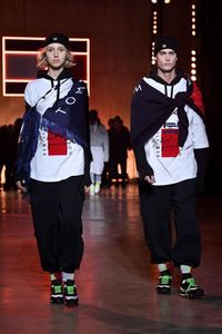 7 Ide Menarik Pakai Scarf, Cowok Juga Bisa Tiru