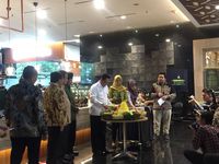 Buwas potong tumpeng di sela acara