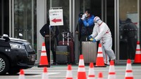 Seperti diketahui, jumlah korban jiwa akibat virus corona telah menembus 2.000 orang secara global. Virus corona yang diyakini muncul dari sebuah pasar hewan di kota Wuhan, Provinsi Hubei, pada Desember tahun lalu ini telah menyebar ke sedikitnya 31 provinsi di wilayah China daratan. Tidak hanya itu, virus ini juga dilaporkan menyebar ke sedikitnya 26 negara. AP Photo/Jae C. Hong.