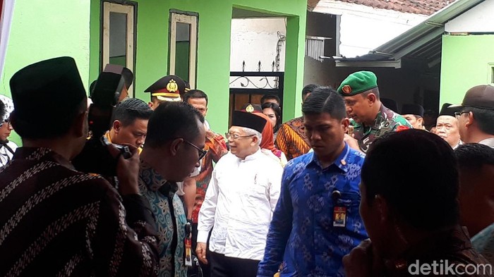 Wakil Presiden Maruf Amin meninjau rekonstruksi bangunan pascagempa di Nusa Tenggara Barat (NTB).