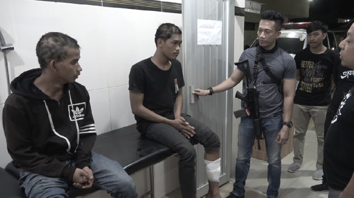 Tim Opsnal Polsek Ujung Pandang menangkap lima orang kawanan begal yang kerap melakukan aksinya di kota Makassar dan Kabupaten Gowa, Sulawesi Selatan. Dua pelaku, Rangga dan Adhel, terpaksa ditembak polisi lantaran melawan saat hendak ditangkap.