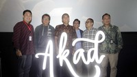 Direktur Utama Indonesia Tourism Development Corporation (ITDC) Abdulbar M. Mansoer, Produser IFI Sinema Adiyanto Sumarjono, CEO E-Motion Entertainment Arnold J Limasnax, Direktur Komersial dan Operasional Perum Produksi Film Negara (PFN) Elprisdat Zen dan Penulis Skenario Reka Wijaya saat syukuran film Akad yang digelar di Jakarta.  
