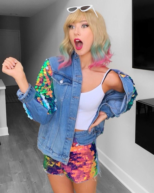 Dalam vlog tersebut pun Natalia menampilkan bagaimana ia berpose di furniture-furniture dengan canggung. Ia juga harus menyembunyikan harga barang-barang agar tidak ketahuan. Foto: Instagram @natalia__taylor