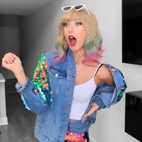 Dalam vlog tersebut pun Natalia menampilkan bagaimana ia berpose di furniture-furniture dengan canggung. Ia juga harus menyembunyikan harga barang-barang agar tidak ketahuan. Foto: Instagram @natalia__taylor