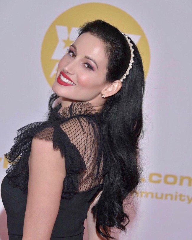 Inilah Amie Harwick, sosok terapis hubungan dan pakar seks langganan selebriti Hollywood yang belakangan menjadi pemberitaan media Amerika Serikat. Perempuan 38 tahun itu dikabarkan tewas setelah jatuh dari balkon lantai tiga sebuah rumah di Hollywood Hills, Sabtu (15/2/2020).(Foto: Instagram/@dramieharwick)