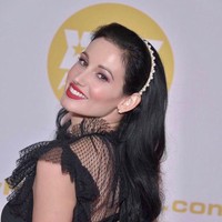 Inilah Amie Harwick, sosok terapis hubungan dan pakar seks langganan selebriti Hollywood yang belakangan menjadi pemberitaan media Amerika Serikat. Perempuan 38 tahun itu dikabarkan tewas setelah jatuh dari balkon lantai tiga sebuah rumah di Hollywood Hills, Sabtu (15/2/2020).(Foto: Instagram/@dramieharwick)