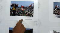 Penampakan salah satu foto terkait penanggulangan sampah yang ditampilkan dalam pameran foto dalam rangka memperingati Hari Peduli Sampah Nasional 2020.