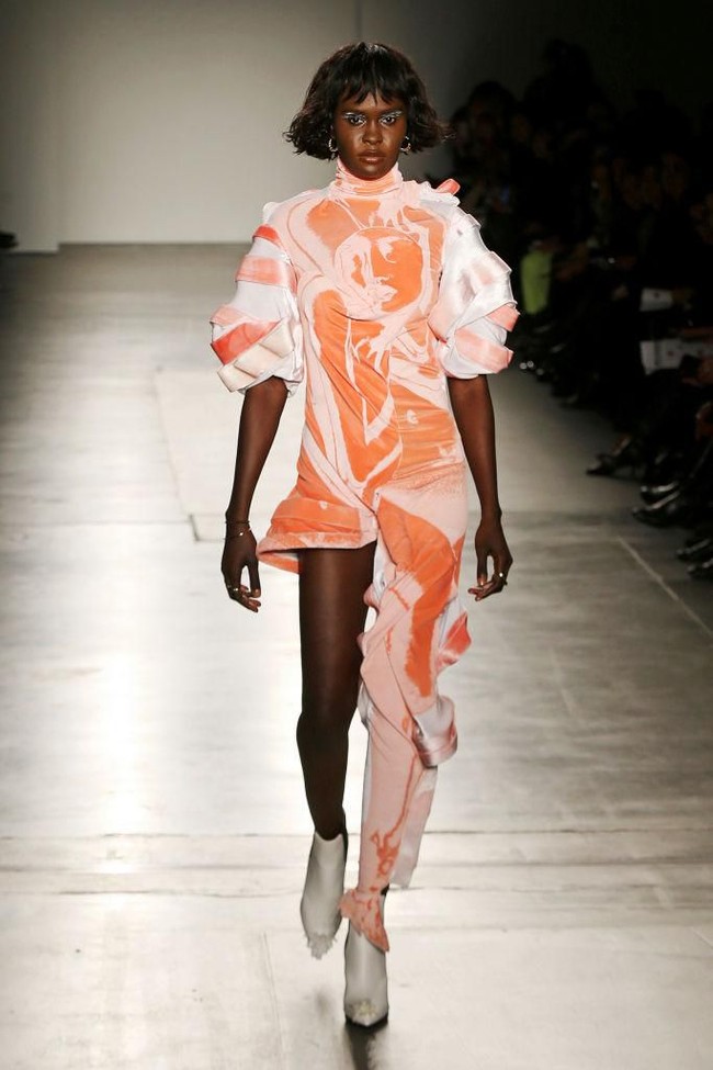 Salah satu modelnya yakni Amy Lefevre yang merupakan keturunan Afrika menolak dengan tegas menggunakan aksesori tersebut. Ia mengatakan bahwa fashion show ini adalah bentuk rasisme. Dengan vokal, Amy menolak menggunakan aksesori tersebut. Dia berjalan di runway tanpa aksesori, dan langsung keluar dari tempat acara. Foto: dok. Getty Images