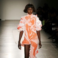 Salah satu modelnya yakni Amy Lefevre yang merupakan keturunan Afrika menolak dengan tegas menggunakan aksesori tersebut. Ia mengatakan bahwa fashion show ini adalah bentuk rasisme. Dengan vokal, Amy menolak menggunakan aksesori tersebut. Dia berjalan di runway tanpa aksesori, dan langsung keluar dari tempat acara. Foto: dok. Getty Images