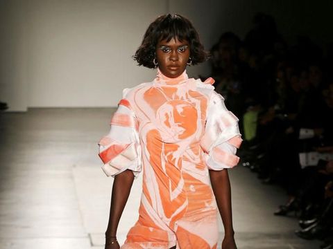Model Afrika Menolak Pakai Aksesori Mirip Monyet Saat Fashion Show