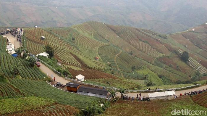 Wisata Terasering Panyaweuyan, Kecamatan Argapura, Kabupaten Majalengka, Jawa Barat.