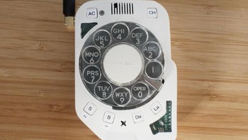 Bentuknya aneh, seperti kawin silang yang dipaksakan antara telepon rumah dan ponsel. (Justine Haupt/skysedge)