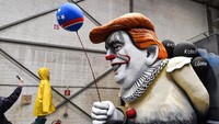 Selain menampilkan patung raksasa Trump yang tengah memainkan alat musik lira, ada pula kendaraan karnaval yang menampilkan sosok Trump menyerupai karakter badut Pennywise yang menyeramkan. AP Photo/Martin Meissner.