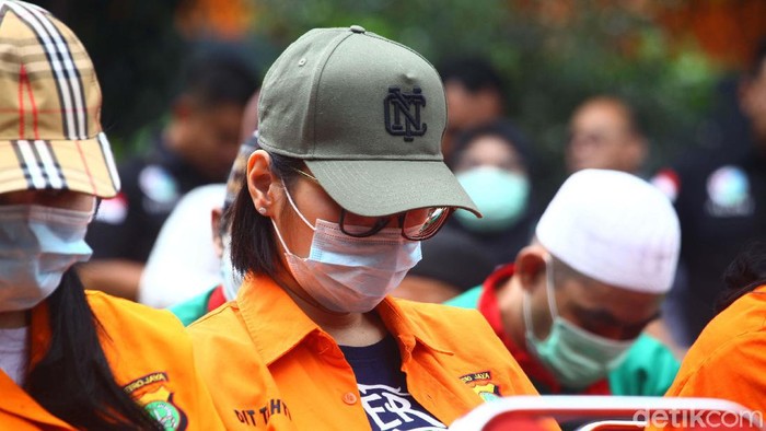 Lucinta Luna dan sejumlah tersangka lainnya dihadirkan saat pemusnahan narkoba di Polda Metro Jaya. Dia tampak memakai topi dan tertunduk lesu.