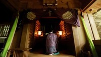 Untuk menjaga kesakralan Pulau Okinoshima, jumlah pengunjung dibatasi hanya 200 orang dengan kewajiban melakukan ritual pembersihan diri di laut. Itu pun hanya boleh setiap 27 Mei saja. (Foto: STR/AFP/AFP/Getty Images)