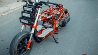 Sebut saja dengan menggunakan suspensi hidrolik depan belakang, yang mampu mengubah tampilan Honda Zoomer ini menjadi lebih ceper atau tinggi. Foto: Pool (2banh.vn/BTK Customs)
