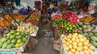 Di Pasar Palmerah, jeruk impor dijual Rp 30 ribu per kilogram. Sebelumnya harga buah tersebut Rp 25 ribu.