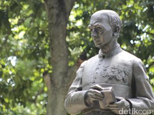 Cerita Patung Pastor Verbraak di Bandung yang Konon Bisa Gerak Sendiri