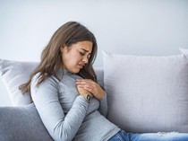 Kenapa Dada Terasa Sakit Seperti Ditekan? Ini Penyebab dan Cara Mengobatinya