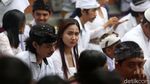 Khidmat, Begini Suasana Galungan di Pura Aditya Jaya