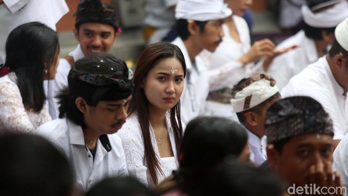 Ratusan umat Hindu merayakan Galungan di Pura Aditya Jaya, Rawamangun, Jakarta, Rabu (19/2/2020). Begini momennya.