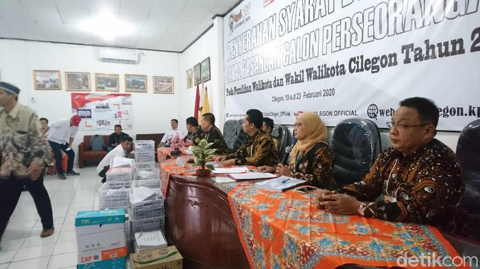 KPU Cilegon menerima penyerahan berkas dukungan bakal calon wali kota dan wakil wali kota lewat jalur perseorangan (M Iqbal/detikcom)