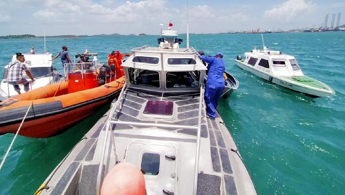 Pencarian korban kapal tenggelam di Kepulauan Riau. (Agus Siswanto Siagian/detikcom)