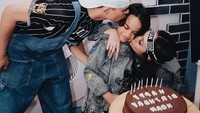  Noah sendiri paling suka dengan kue cokelat. Tak heran di setiap perayaan ulang tahunnya selalu dipenuhi oleh kue cokelat. Foto: Instagram @bclsinclair