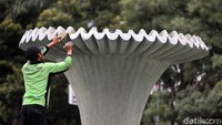 Bangunan air mancur yang telah kusam tampak dicat ulang.