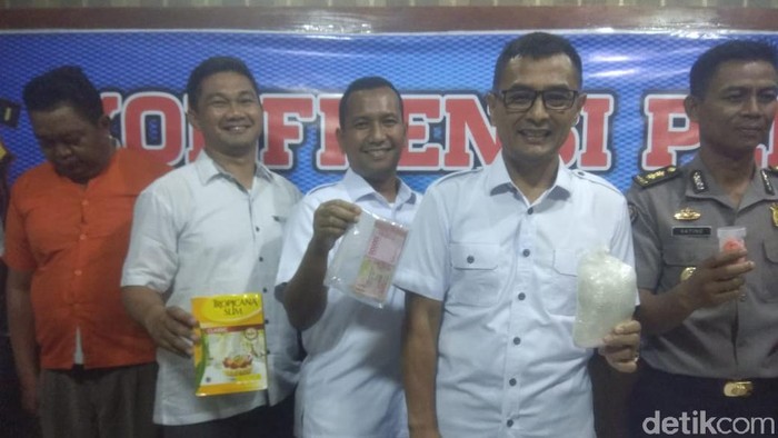 Polda Jambi tangkap oknum sipir pemasok narkoba ke lapas (Ferdi Almunanda/detikcom)