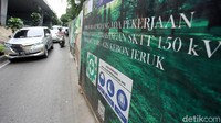 Kabel berukuran besar itu diketahui digunakan untuk kepentingan proyek yang berada di sekitar trotoar tersebut.