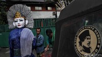 Salah seorang pengamen menyesalkan pergub aturan pengamen Ondel-ondel.