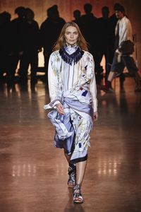 7 Ide Menarik Pakai Scarf, Cowok Juga Bisa Tiru