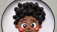 Salah satu yang menarik dari hasil kreasi makanannya tersebut adalah bentuk karakter seorang bocah laki-laki ini. Kreasinya ia menggunakan pancake cokelat dan buah blackberry. Buah blackberry tersebut digunakan untuk menggambarkan rambut. Foto: Laleh Mohmedi
